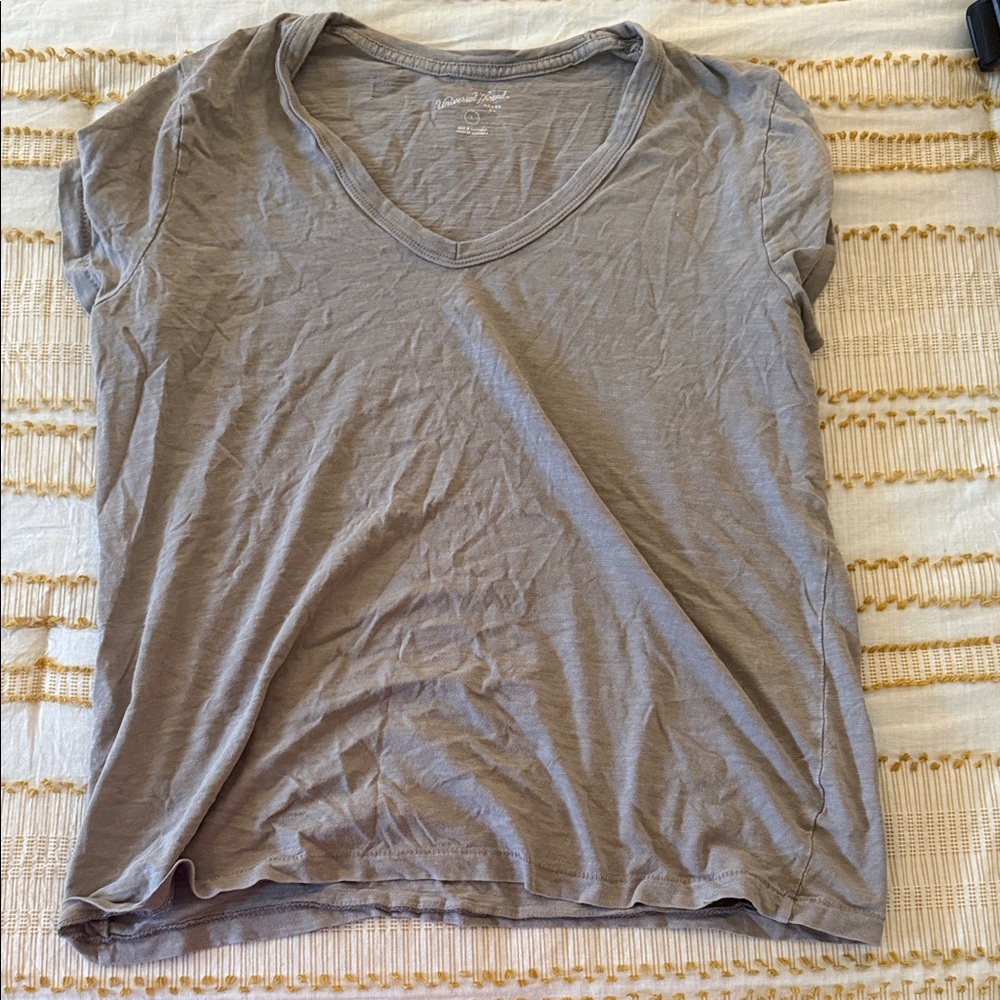 Universal Thread Women's Short Sleeve V-Neck Tee in Light Gray